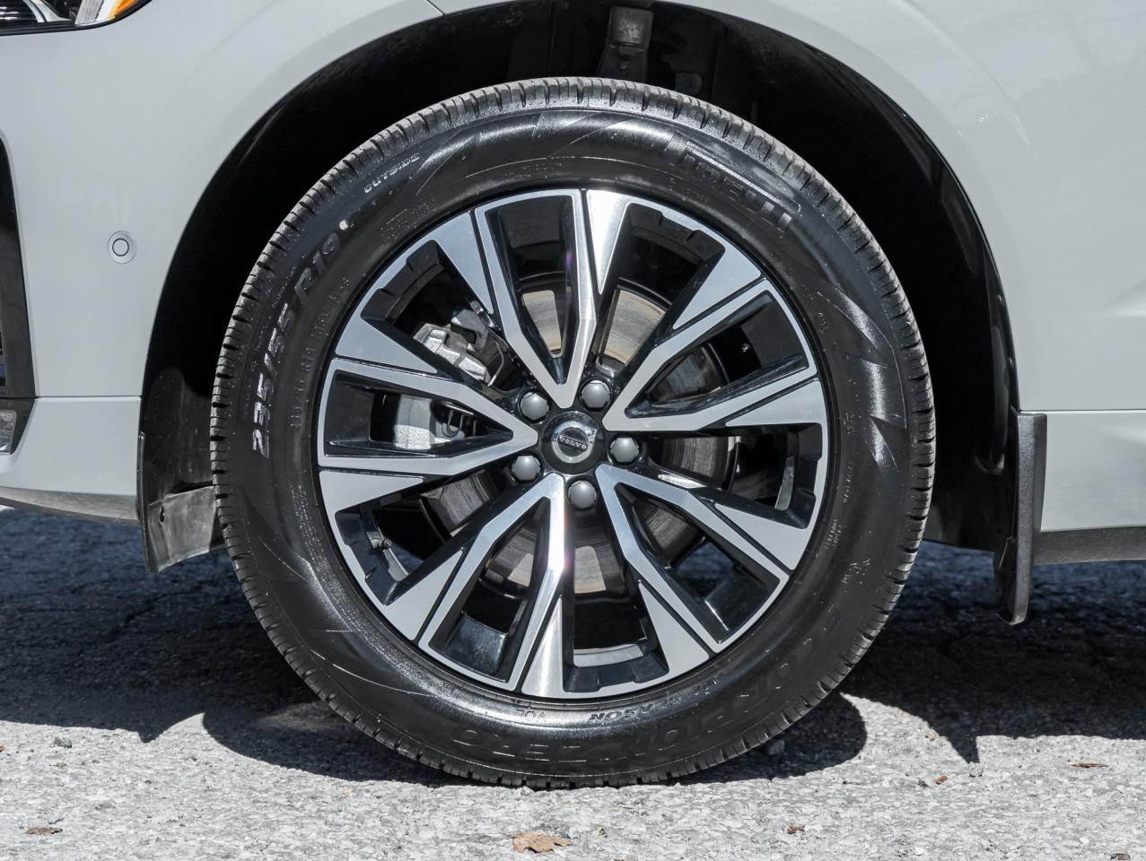 2025 Volvo XC60 B5 AWD Plus Dark Theme CPO LOW MILEAGE NEARLY NEW Photo3