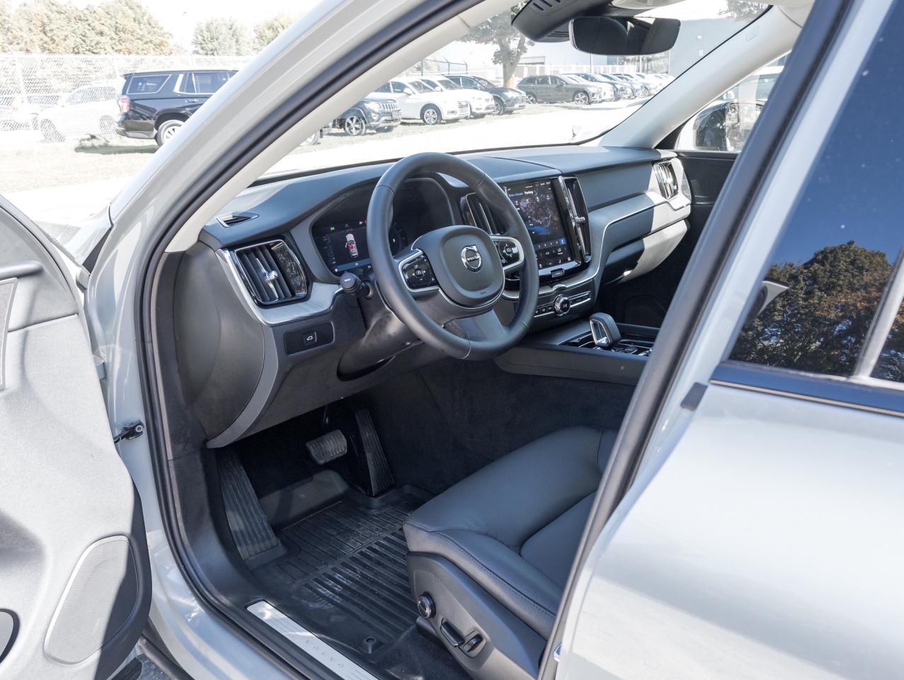 2025 Volvo XC60 B5 AWD Plus Dark Theme CPO LOW MILEAGE NEARLY NEW Photo