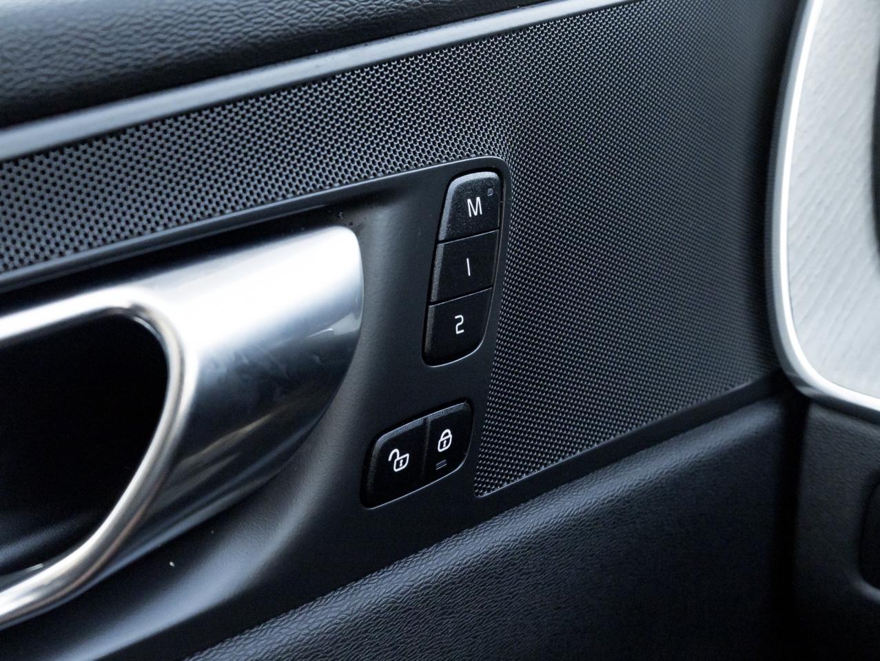 2025 Volvo XC60 B5 AWD Plus Dark Theme CPO LOW MILEAGE NEARLY NEW Photo