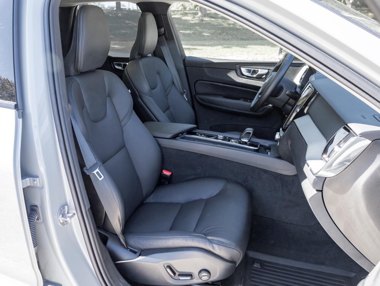 2025 Volvo XC60 B5 AWD Plus Dark Theme CPO LOW MILEAGE NEARLY NEW Photo