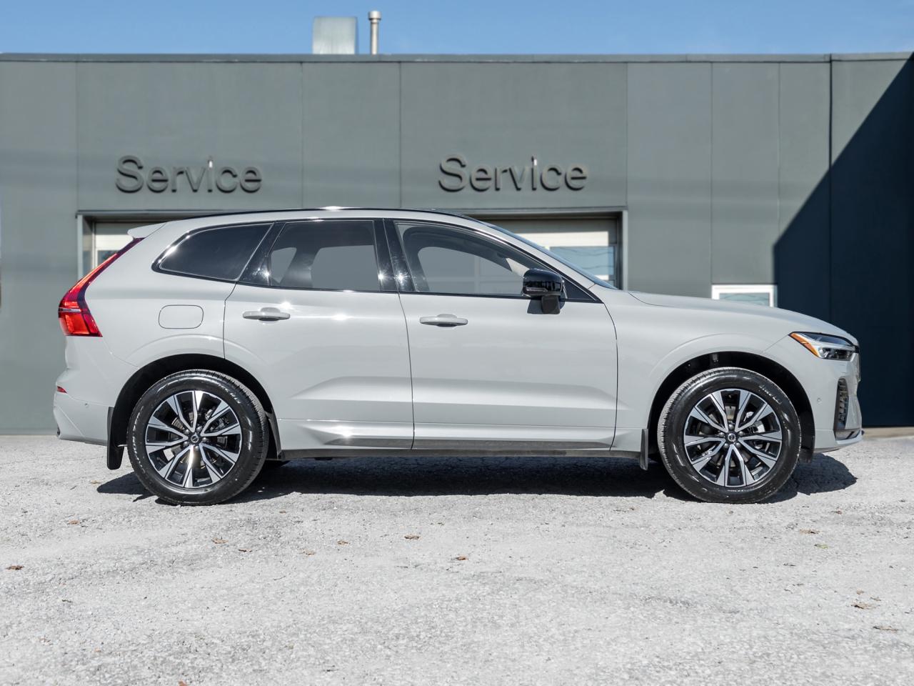 2025 Volvo XC60 B5 AWD Plus Dark Theme CPO LOW MILEAGE NEARLY NEW Photo4