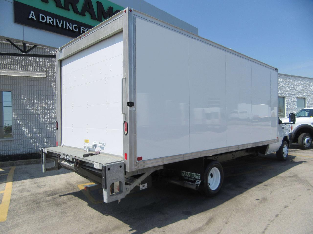 2022 Ford E-450 18FT HIGH BOX CUBE VAN POWER LIFTGATE WITH RAMP Photo2