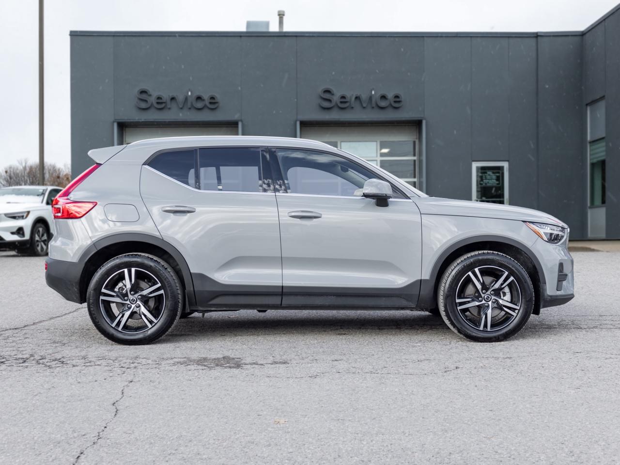 2025 Volvo XC40 B5 AWD Core  HOLIDAY SPECIAL  LIKE NEW  VOLVO CPO Photo4