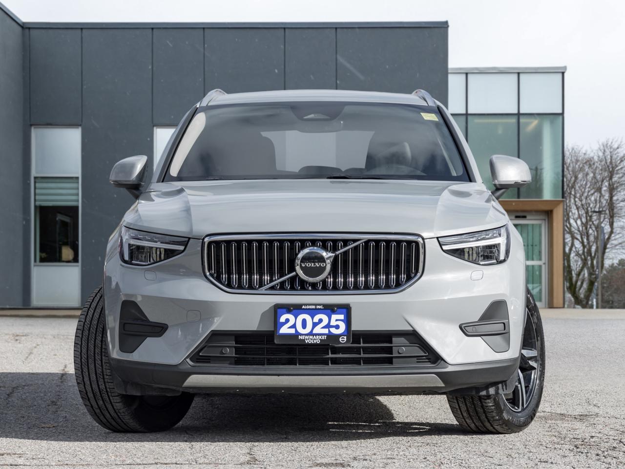 2025 Volvo XC40 B5 AWD Core  HOLIDAY SPECIAL  LIKE NEW  VOLVO CPO Photo