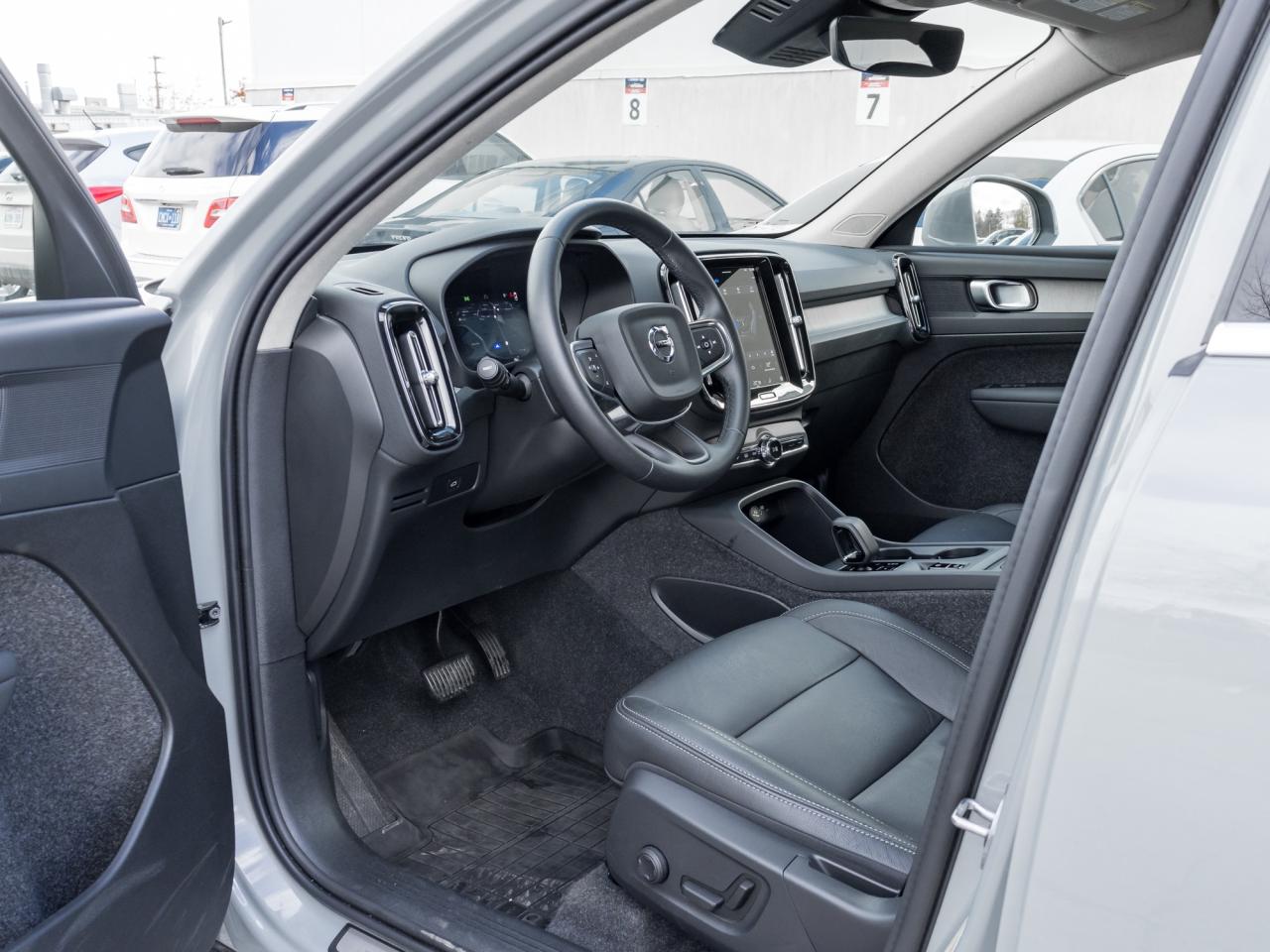 2025 Volvo XC40 B5 AWD Core  HOLIDAY SPECIAL  LIKE NEW  VOLVO CPO Photo