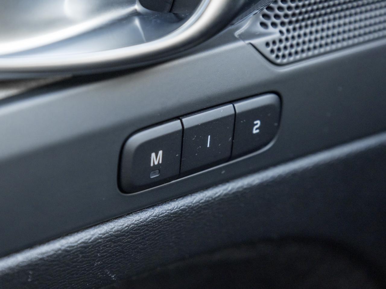 2025 Volvo XC40 B5 AWD Core  HOLIDAY SPECIAL  LIKE NEW  VOLVO CPO Photo