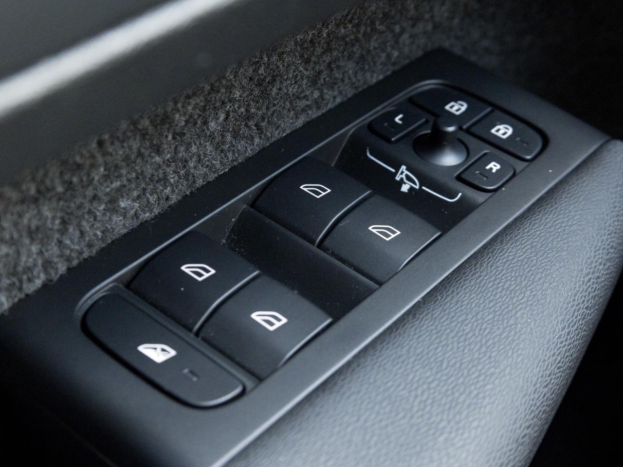 2025 Volvo XC40 B5 AWD Core  HOLIDAY SPECIAL  LIKE NEW  VOLVO CPO Photo