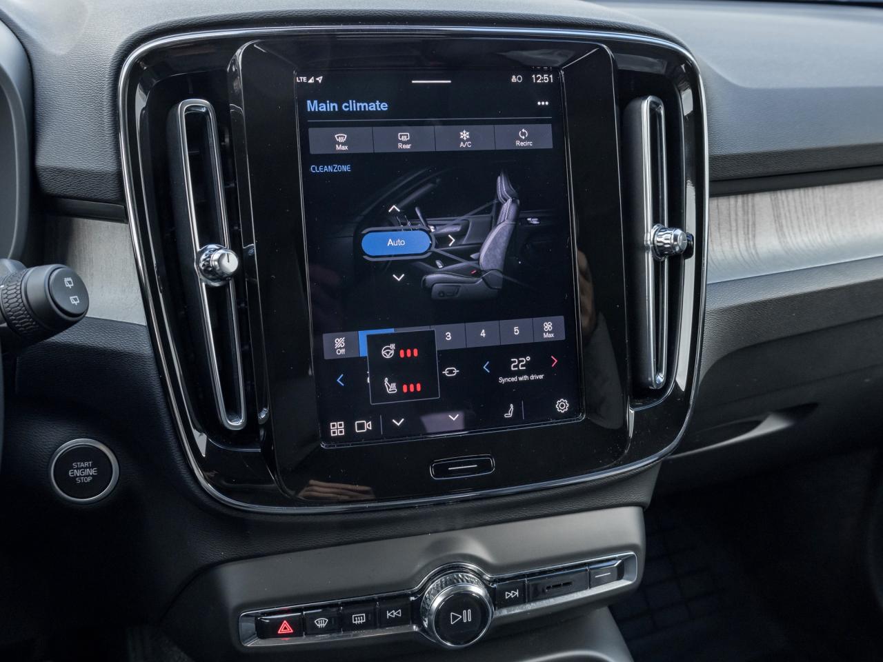 2025 Volvo XC40 B5 AWD Core  HOLIDAY SPECIAL  LIKE NEW  VOLVO CPO Photo