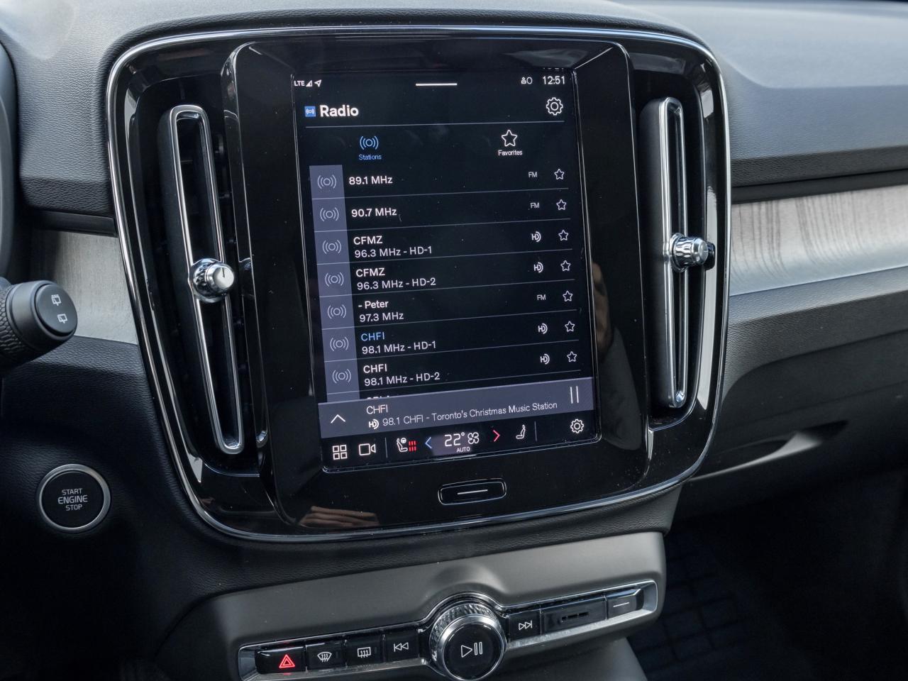 2025 Volvo XC40 B5 AWD Core  HOLIDAY SPECIAL  LIKE NEW  VOLVO CPO Photo