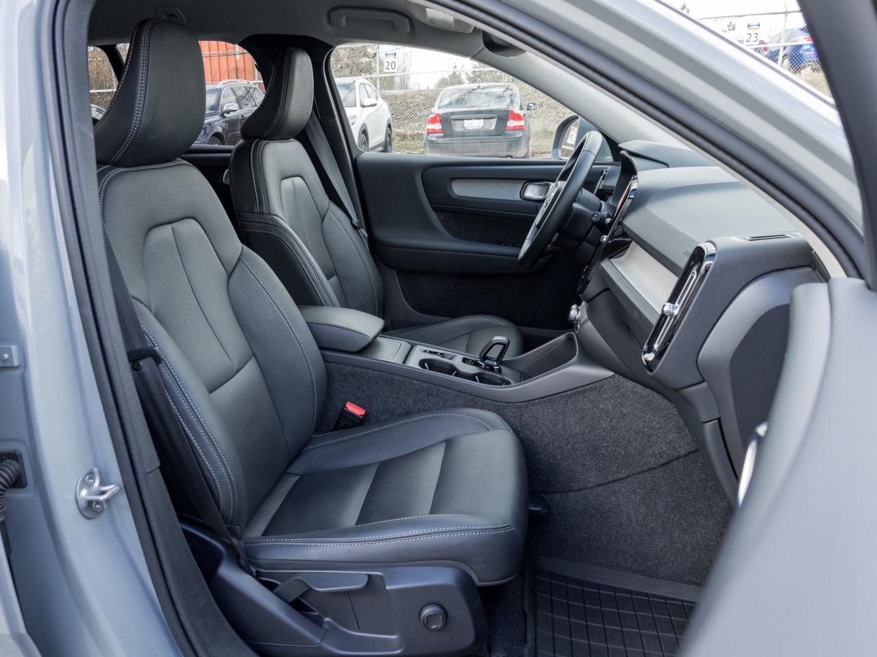 2025 Volvo XC40 B5 AWD Core  HOLIDAY SPECIAL  LIKE NEW  VOLVO CPO Photo