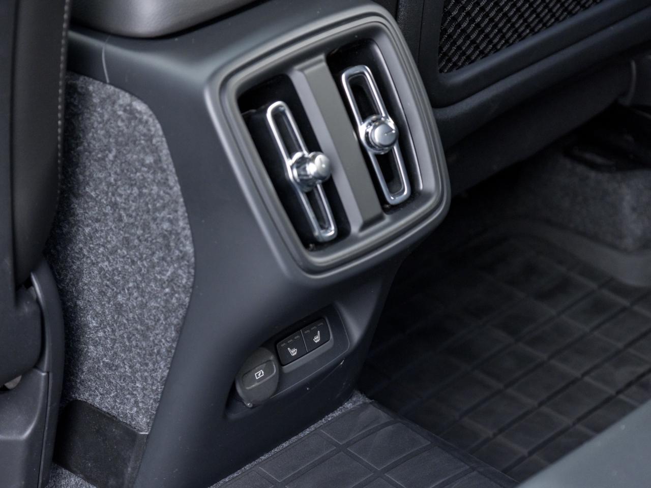 2025 Volvo XC40 B5 AWD Core  HOLIDAY SPECIAL  LIKE NEW  VOLVO CPO Photo