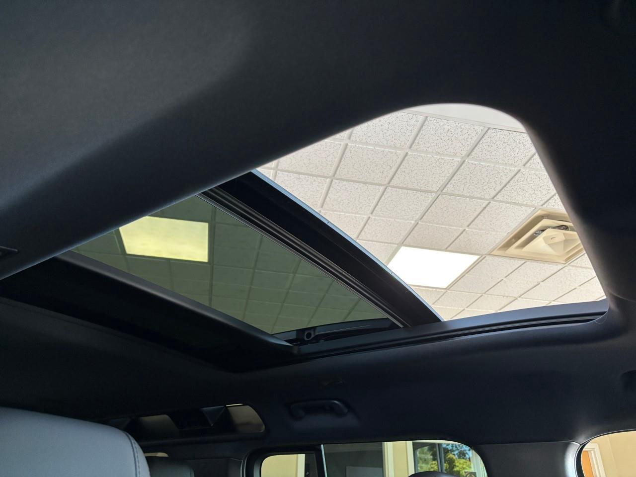 2023 Land Rover Defender X-Dynamic SE X-Dynamic SE 110 AWD   SAFETY CERTIFI Photo