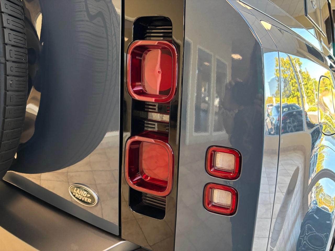 2023 Land Rover Defender X-Dynamic SE X-Dynamic SE 110 AWD   SAFETY CERTIFI Photo