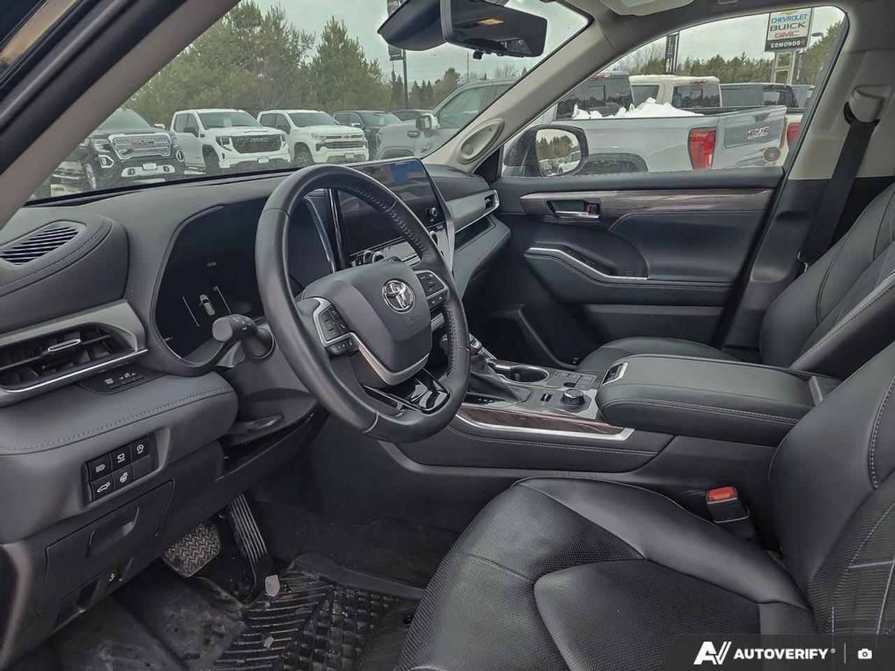 2023 Toyota Highlander LECertified Pre-Owned   One Owner   Winter Tires Photo