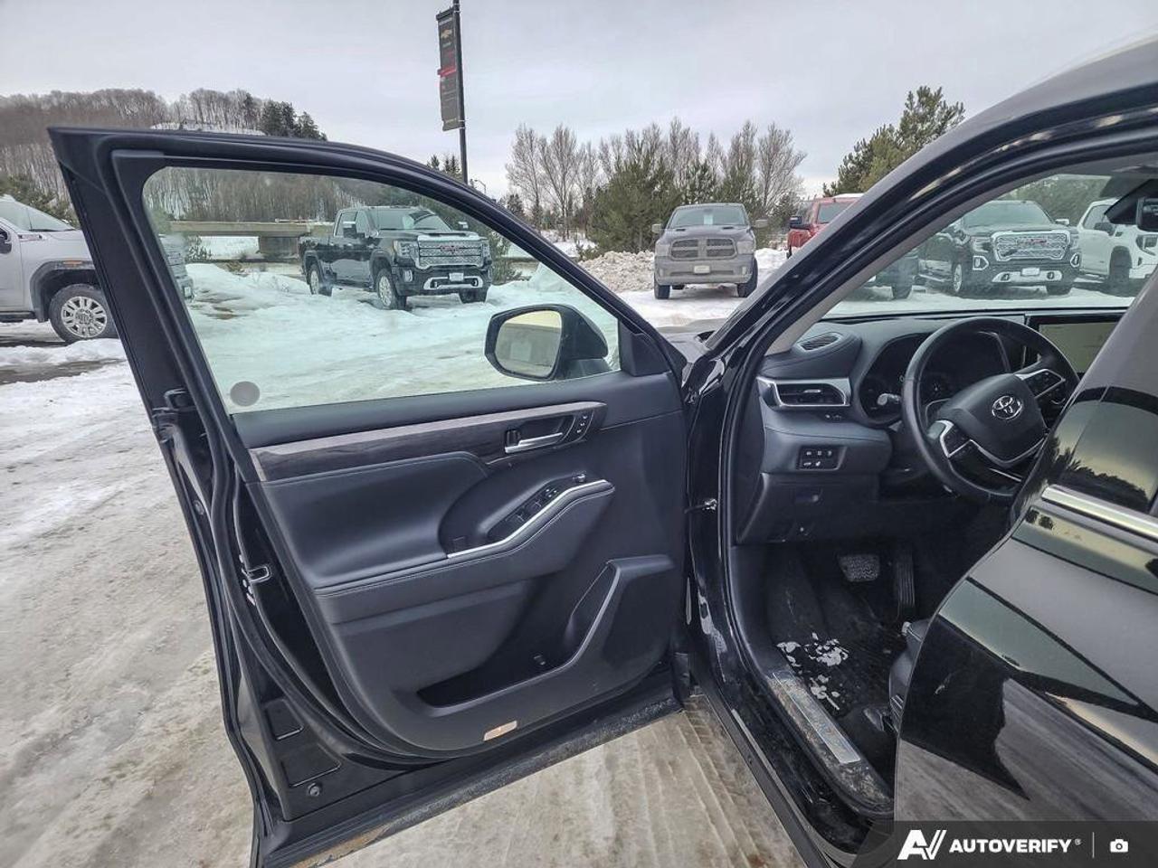 2023 Toyota Highlander LECertified Pre-Owned   One Owner   Winter Tires Photo