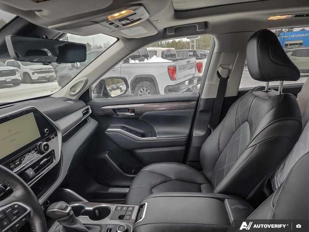 2023 Toyota Highlander LECertified Pre-Owned   One Owner   Winter Tires Photo