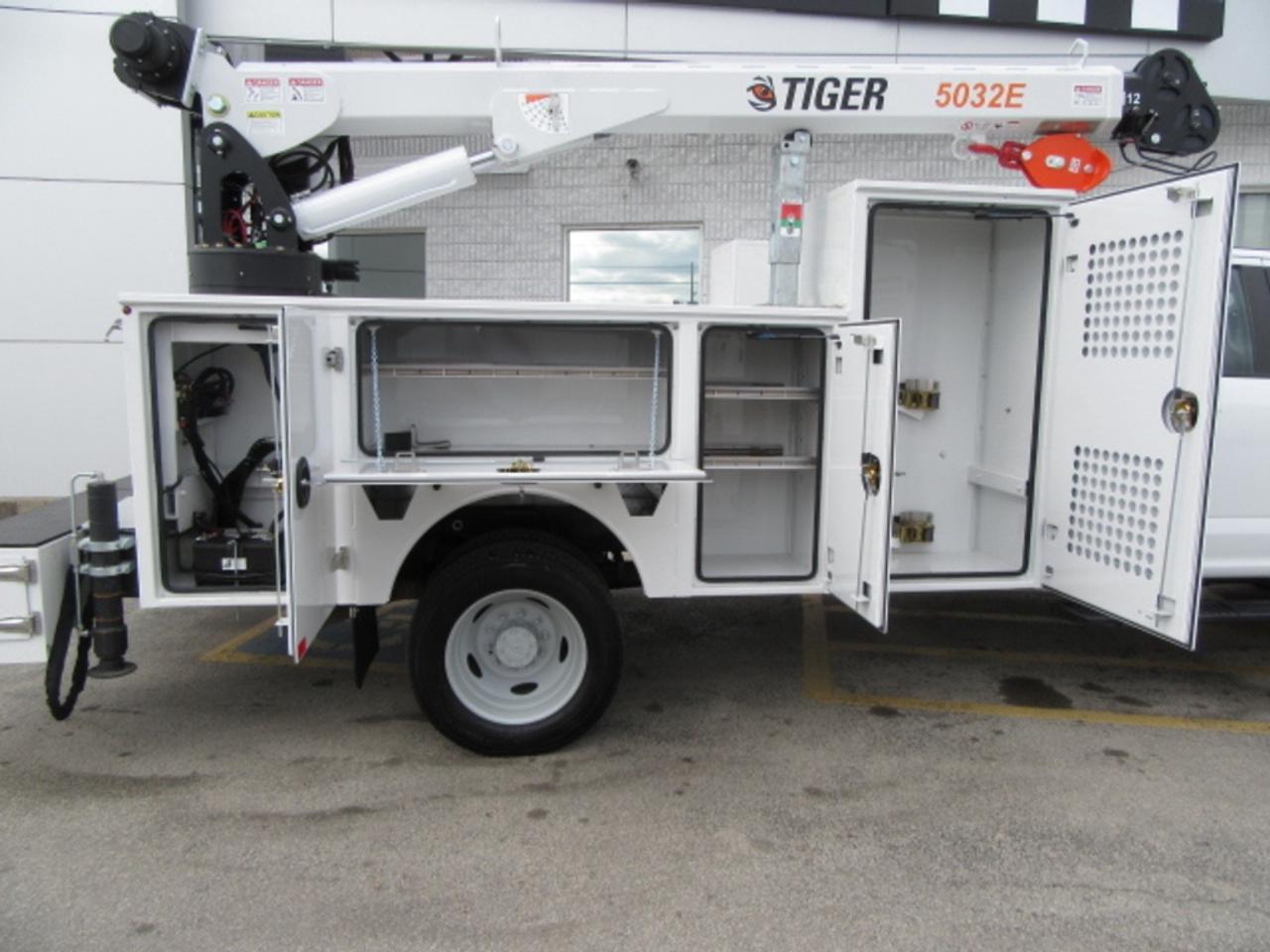 2021 Ford Super Duty F-550 DIESEL 4X4 CREW CAB NEW SERVICE BODY & CRANE Photo4