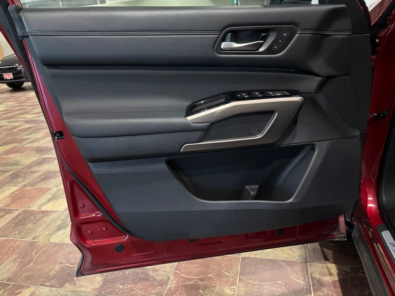 2024 Nissan Pathfinder Platinum Photo