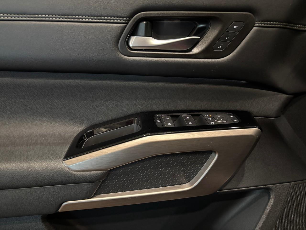 2024 Nissan Pathfinder Platinum Photo