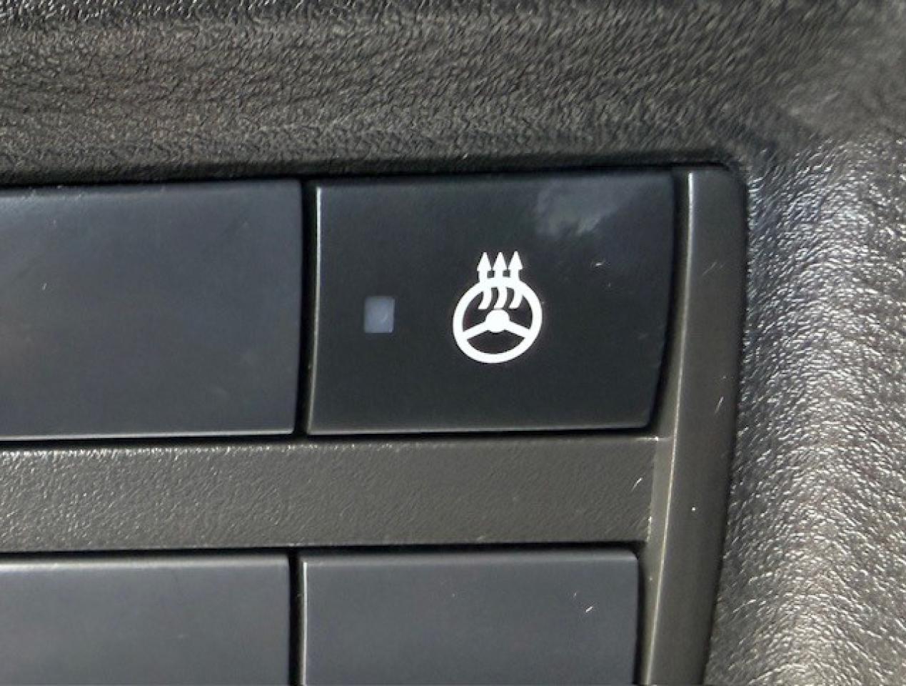 2023 Nissan Kicks SV, APPLE CARPLAY, HEATED SEATS, PUSH BUTTON, SIRI Photo