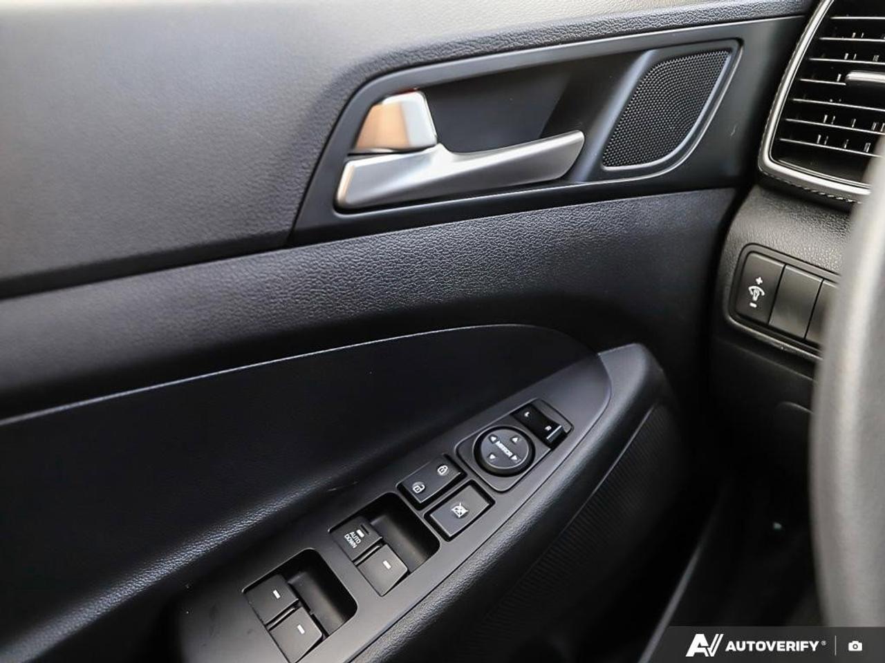 2019 Hyundai Tucson EssentialONE-OWNER, ACCIDENT-FREE, CARPLAY, HTD SE Photo