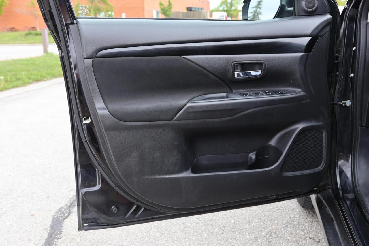 2020 Mitsubishi Outlander S-AWD/7 PASS/B CAM/H SEATS/DIFF LOCK/AUTO HOLD/BLU Photo