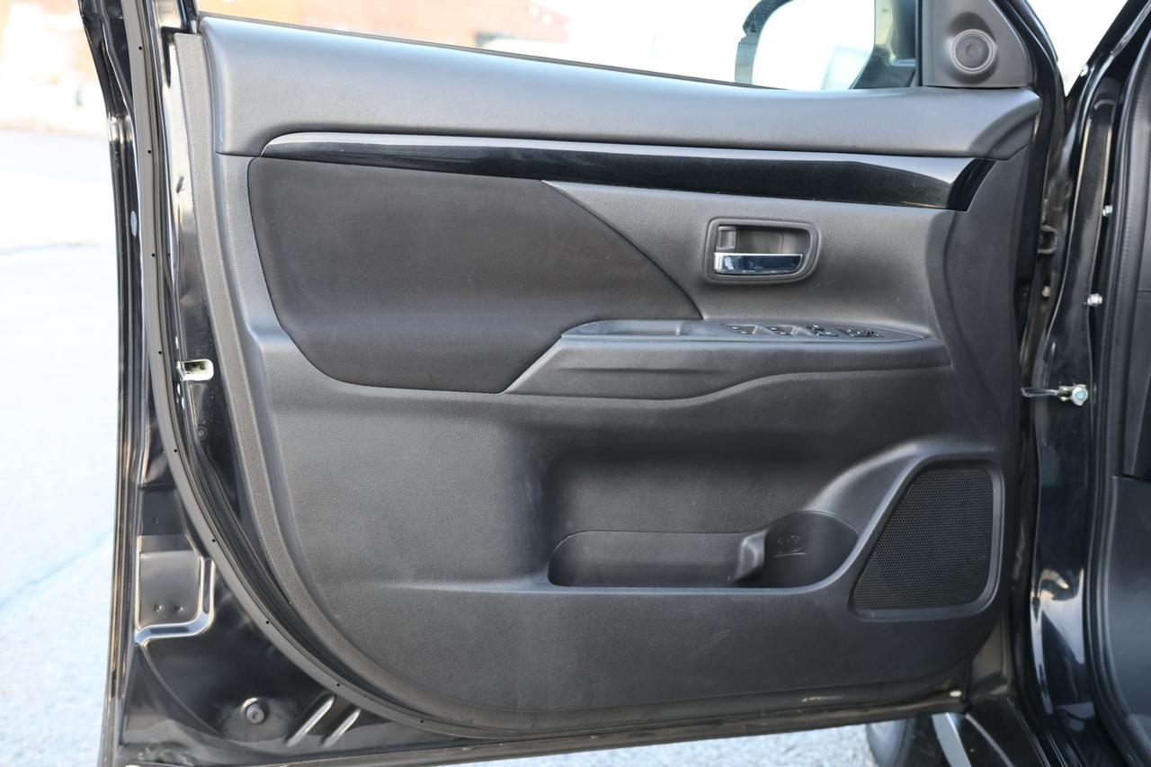 2020 Mitsubishi Outlander S-AWD/7 PASS/B CAM/H SEATS/DIFF LOCK/AUTO HOLD/BLU Photo