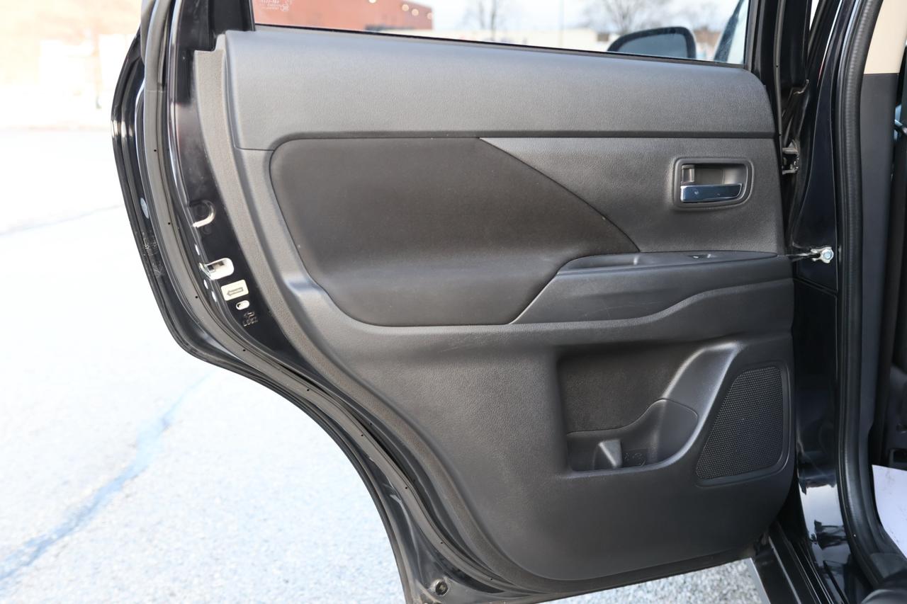 2020 Mitsubishi Outlander S-AWD/7 PASS/B CAM/H SEATS/DIFF LOCK/AUTO HOLD/BLU Photo