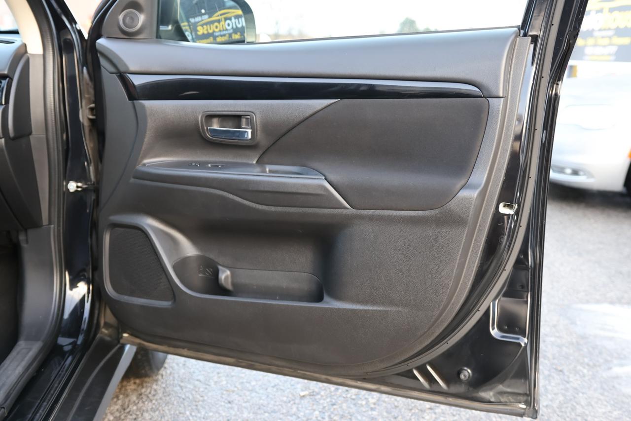 2020 Mitsubishi Outlander S-AWD/7 PASS/B CAM/H SEATS/DIFF LOCK/AUTO HOLD/BLU Photo