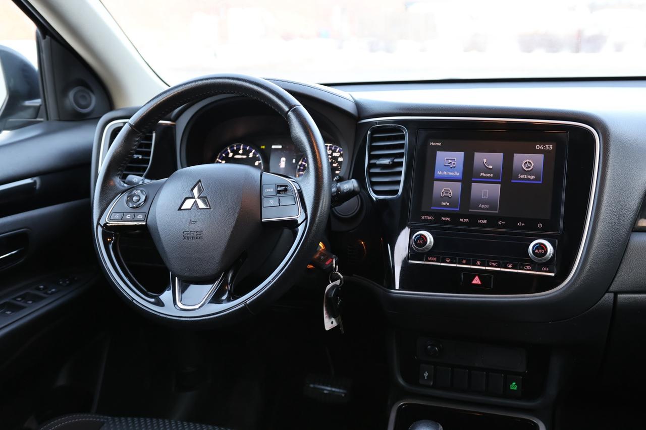 2020 Mitsubishi Outlander S-AWD/7 PASS/B CAM/H SEATS/DIFF LOCK/AUTO HOLD/BLU Photo