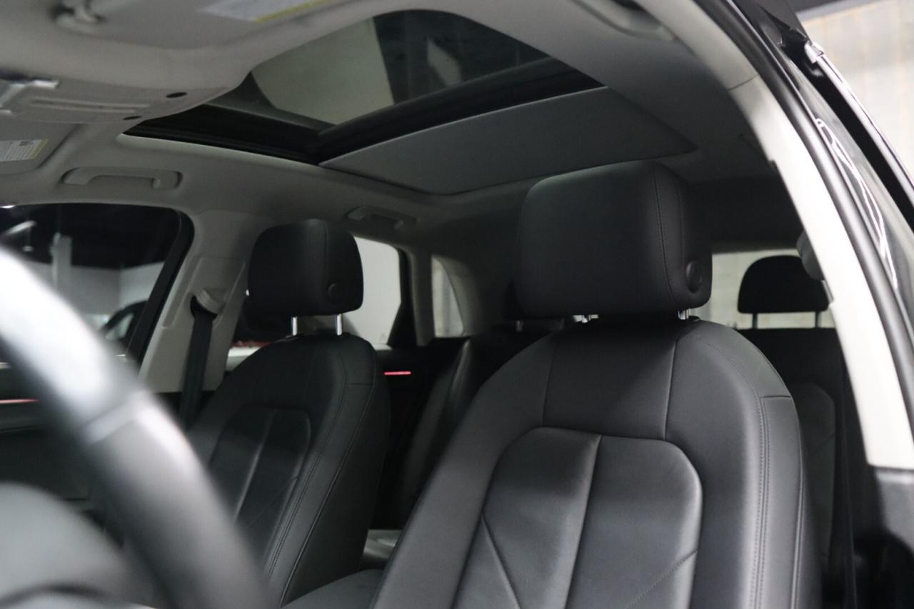 2020 Audi Q3 TECHNIK 2.0T  EXCELLENT CONDITION WINTER WHEELS Photo