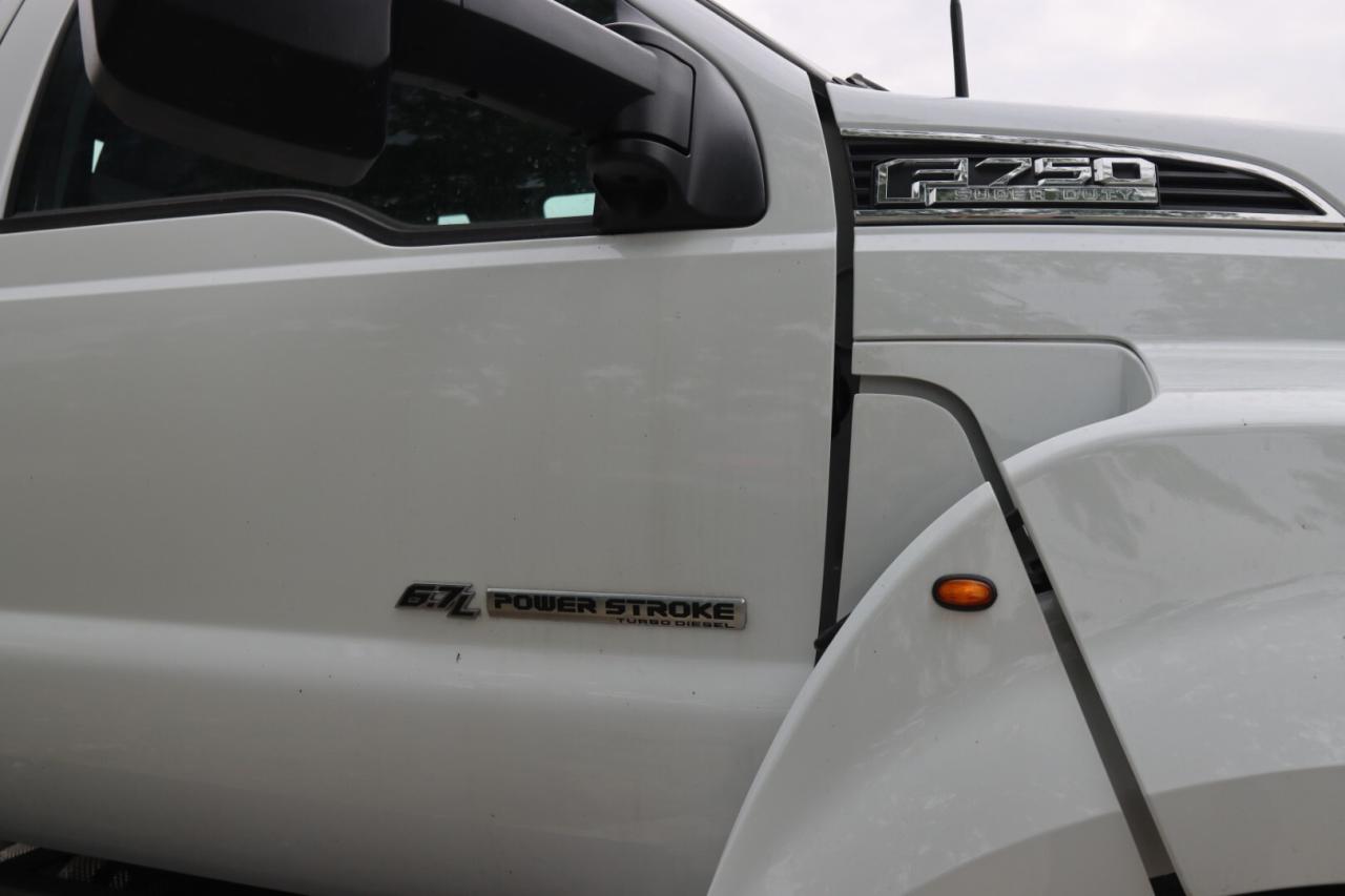 2024 Ford Super Duty F-750 Straight Frame SuperCab Diesel Photo3