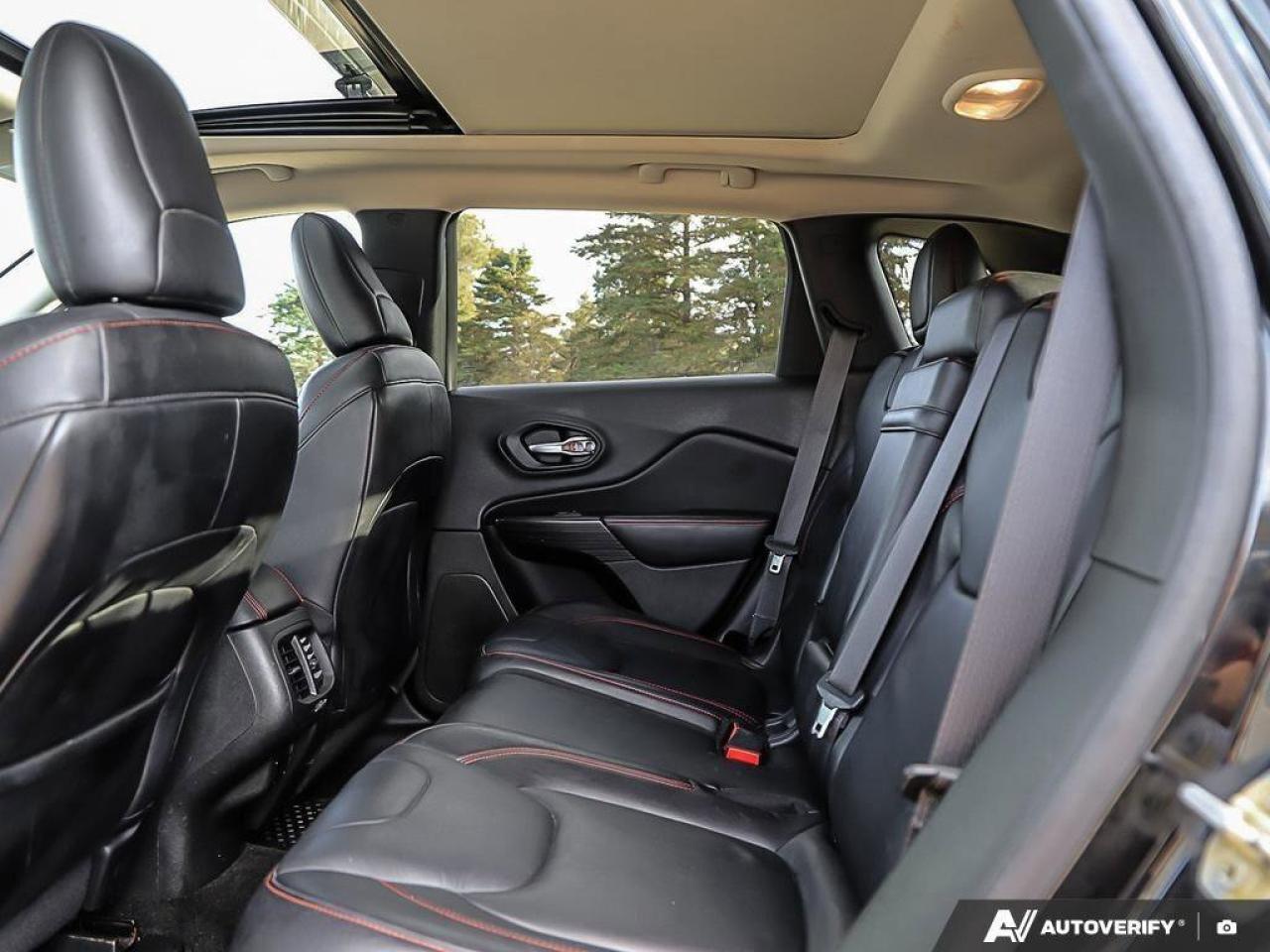 2015 Jeep Cherokee TrailhawkAS-TRADED, ACCIDENT-FREE, BACKUP CAM, 4X4 Photo