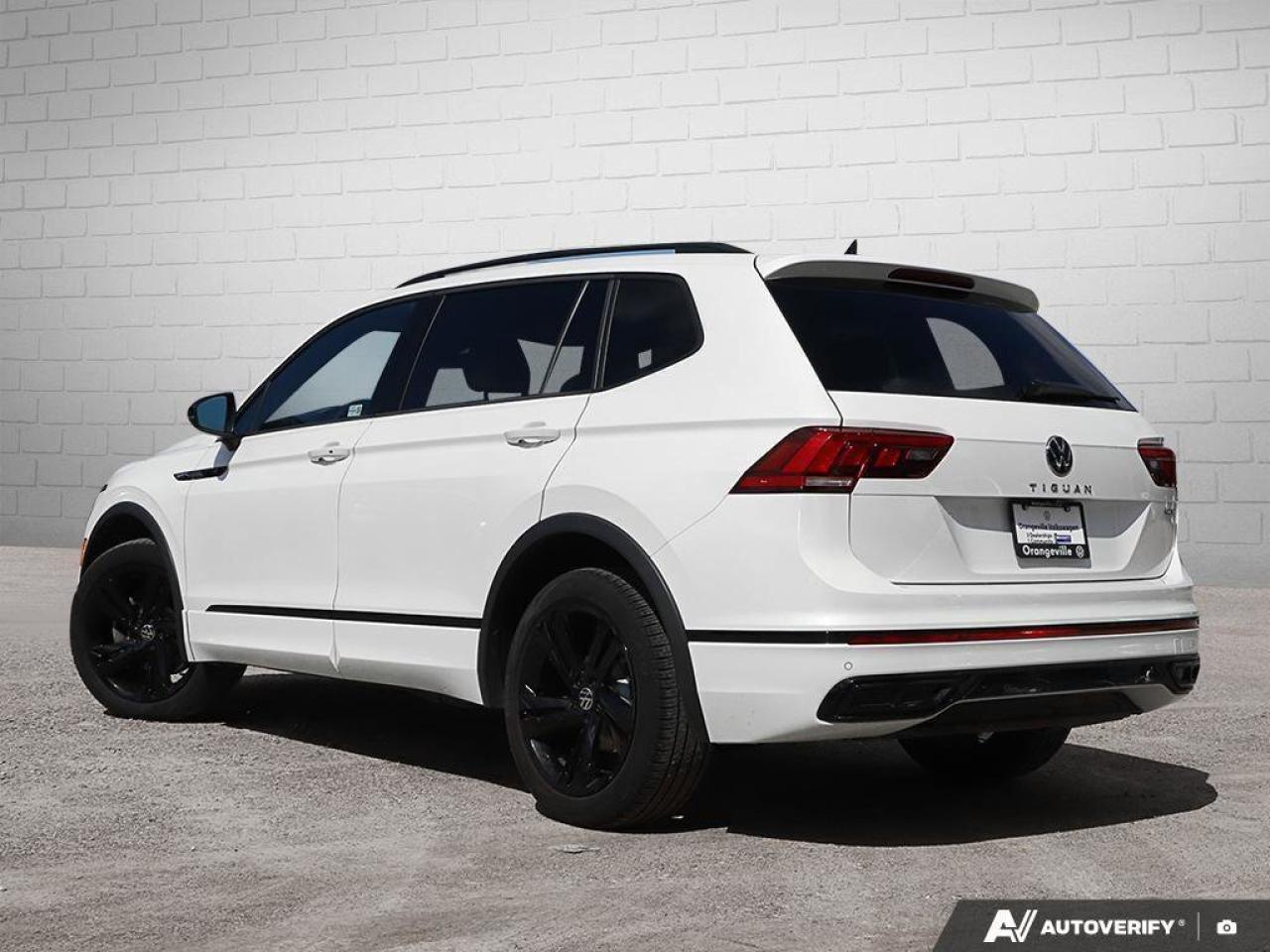 2023 Volkswagen Tiguan Comfortline R-Line Black EditionONE-OWNER, ACCIDEN Photo