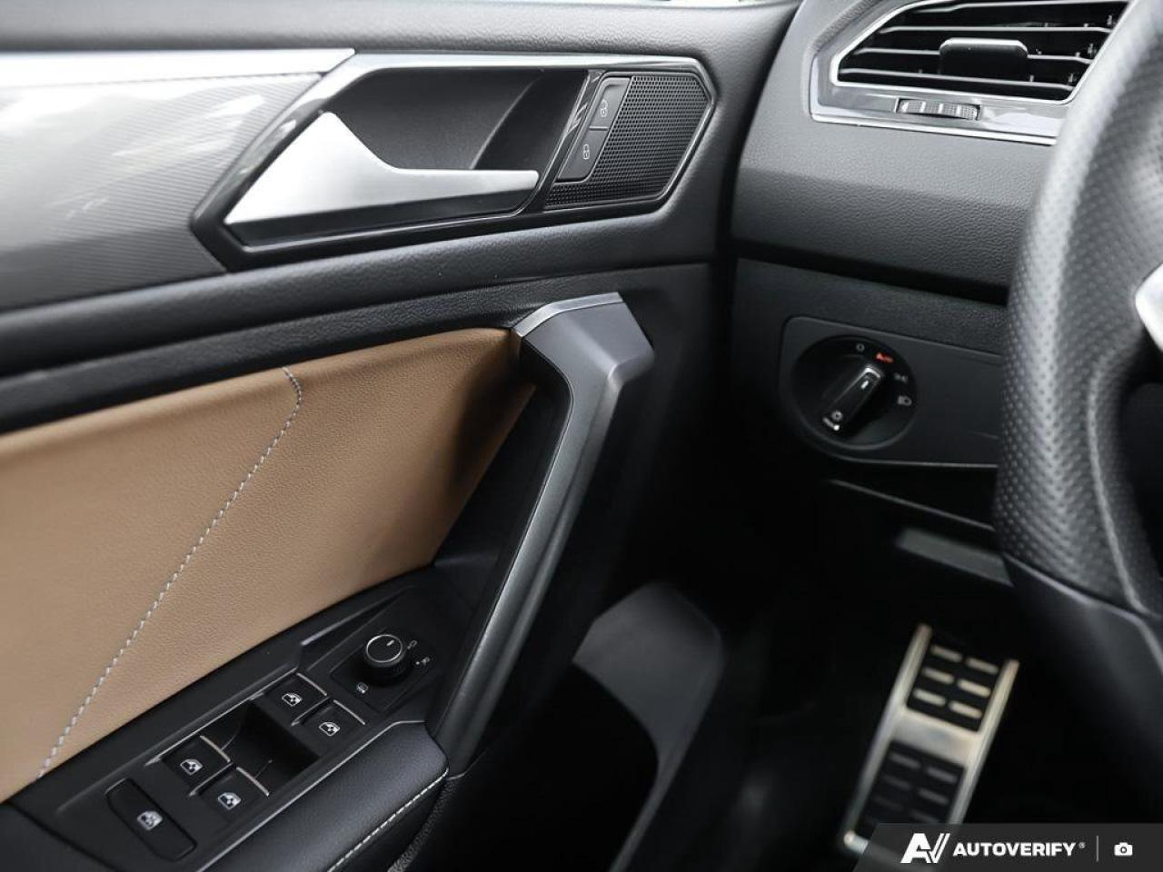 2023 Volkswagen Tiguan Comfortline R-Line Black EditionONE-OWNER, ACCIDEN Photo