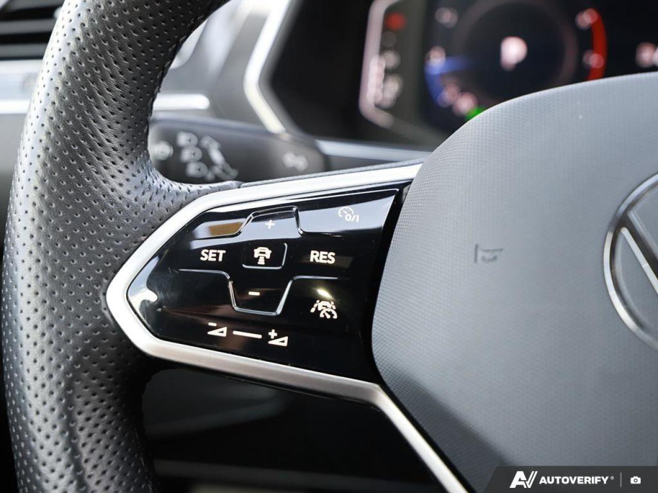 2023 Volkswagen Tiguan Comfortline R-Line Black EditionONE-OWNER, ACCIDEN Photo