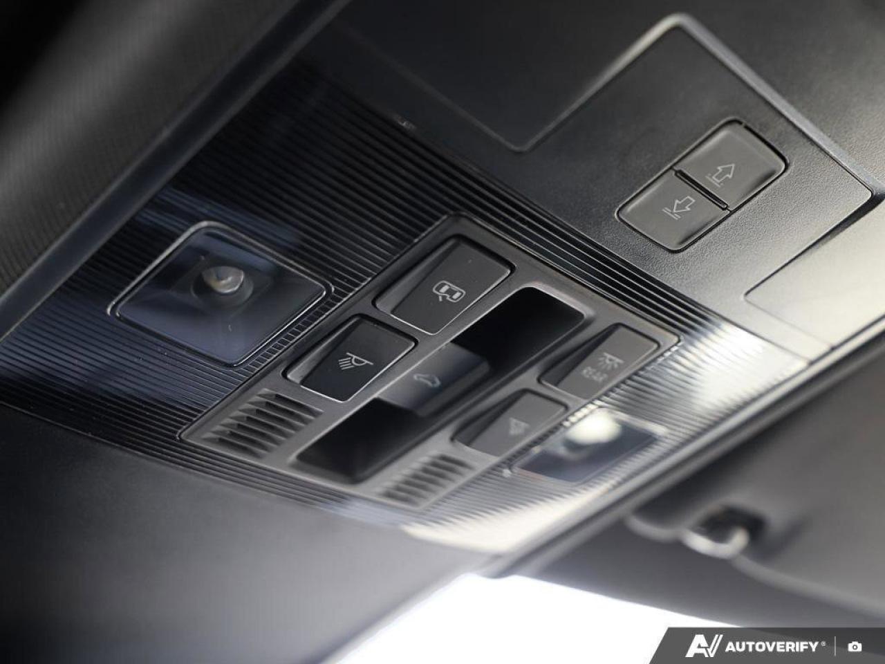 2023 Volkswagen Tiguan Comfortline R-Line Black EditionONE-OWNER, ACCIDEN Photo