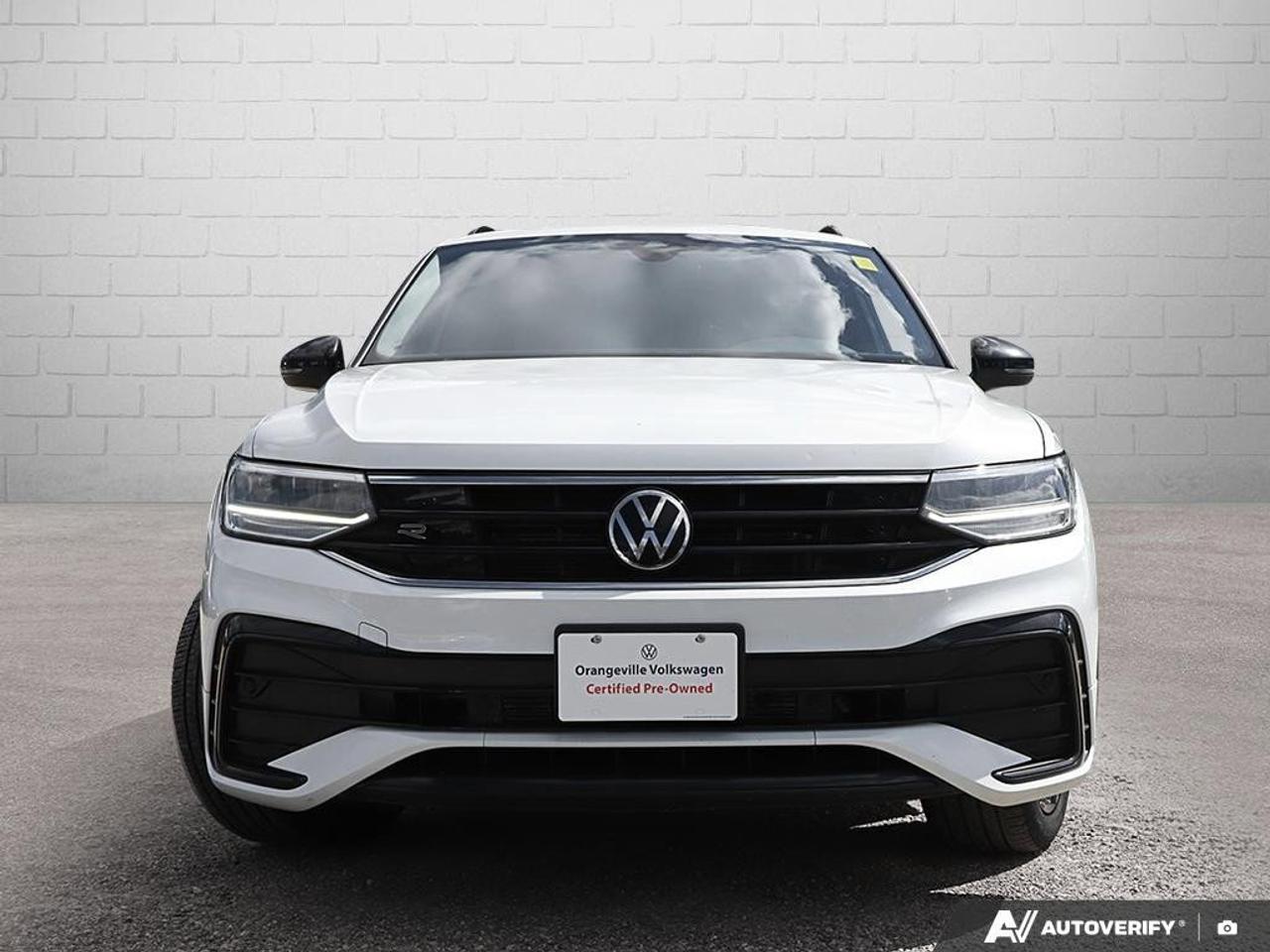 2023 Volkswagen Tiguan Comfortline R-Line Black EditionONE-OWNER, ACCIDEN Photo