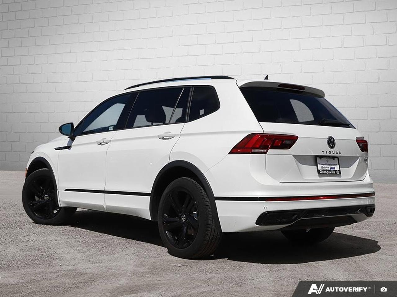 2023 Volkswagen Tiguan Comfortline R-Line Black EditionONE-OWNER, ACCIDEN Photo