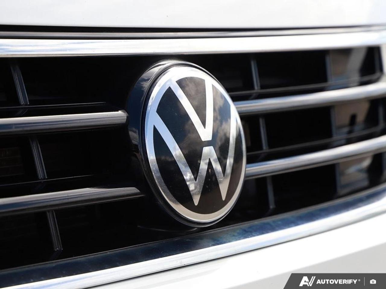 2023 Volkswagen Tiguan Comfortline R-Line Black EditionONE-OWNER, ACCIDEN Photo