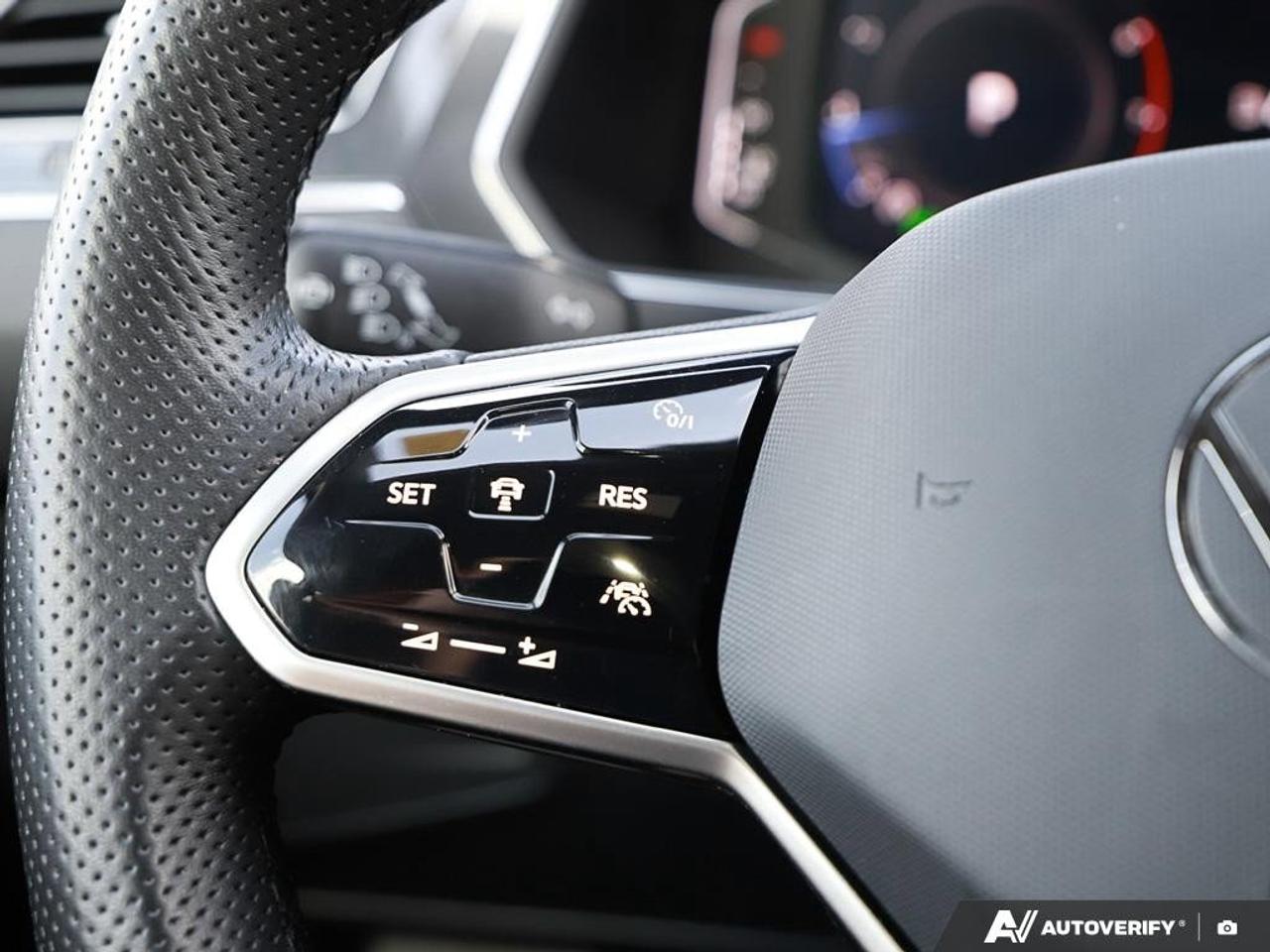 2023 Volkswagen Tiguan Comfortline R-Line Black EditionONE-OWNER, ACCIDEN Photo