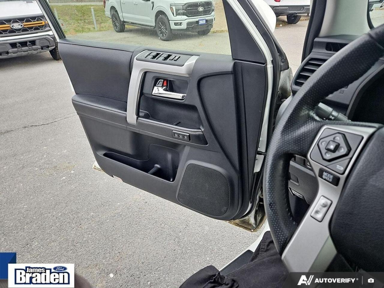 2017 Toyota 4Runner SR5   LEATHER   MOONROOF   TOW PKG Photo