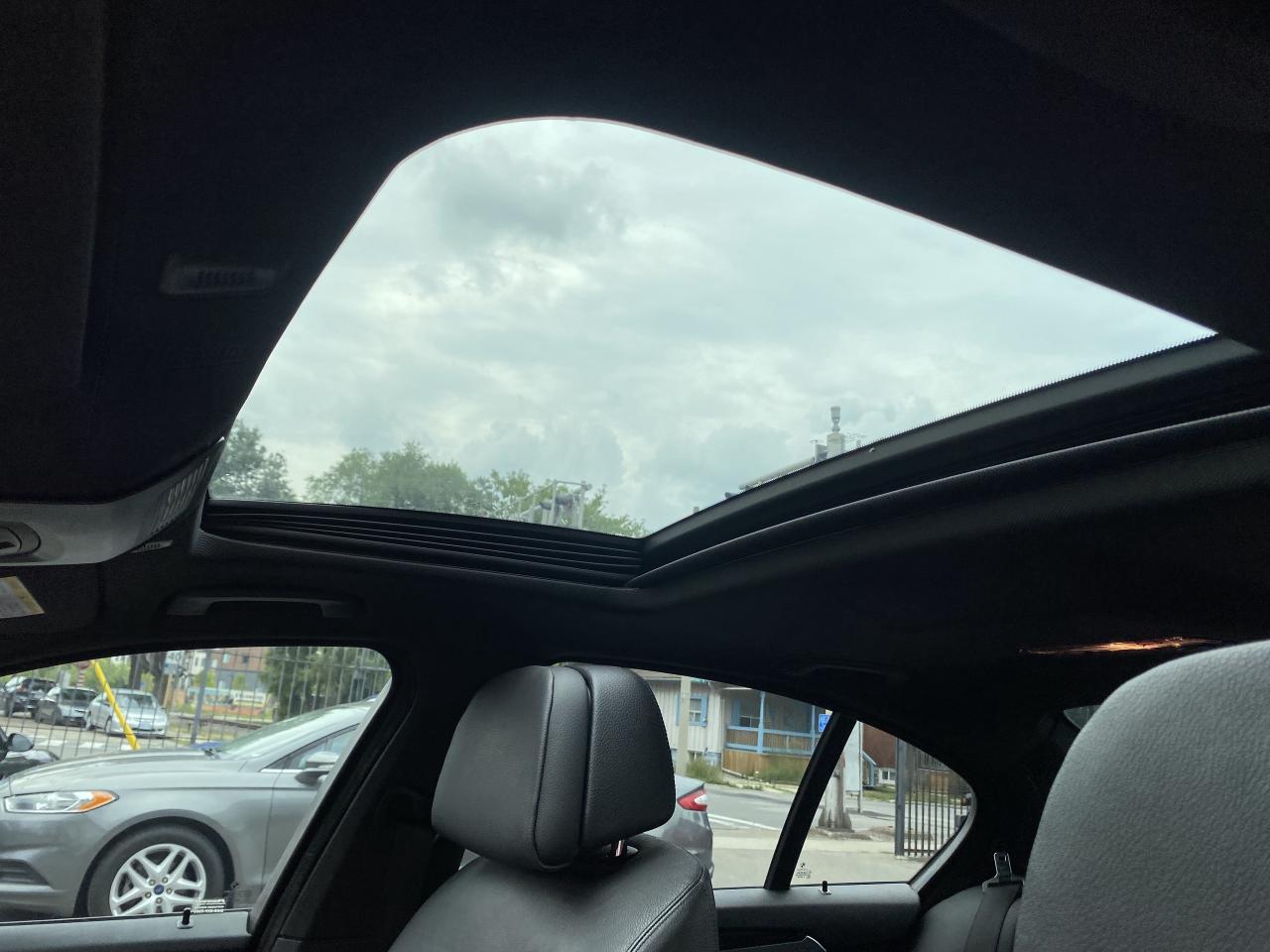 2013 BMW 5 Series 4dr Sdn 528i xDrive AWD Photo4