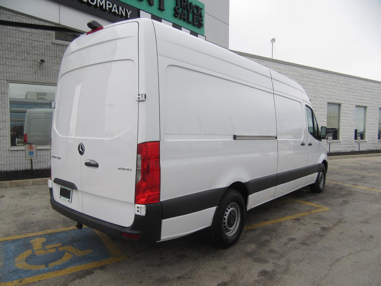 2024 Mercedes-Benz Sprinter 2500 HIGH ROOF 170” WB CARGO VAN NEW REEFER SYSTEM Photo4