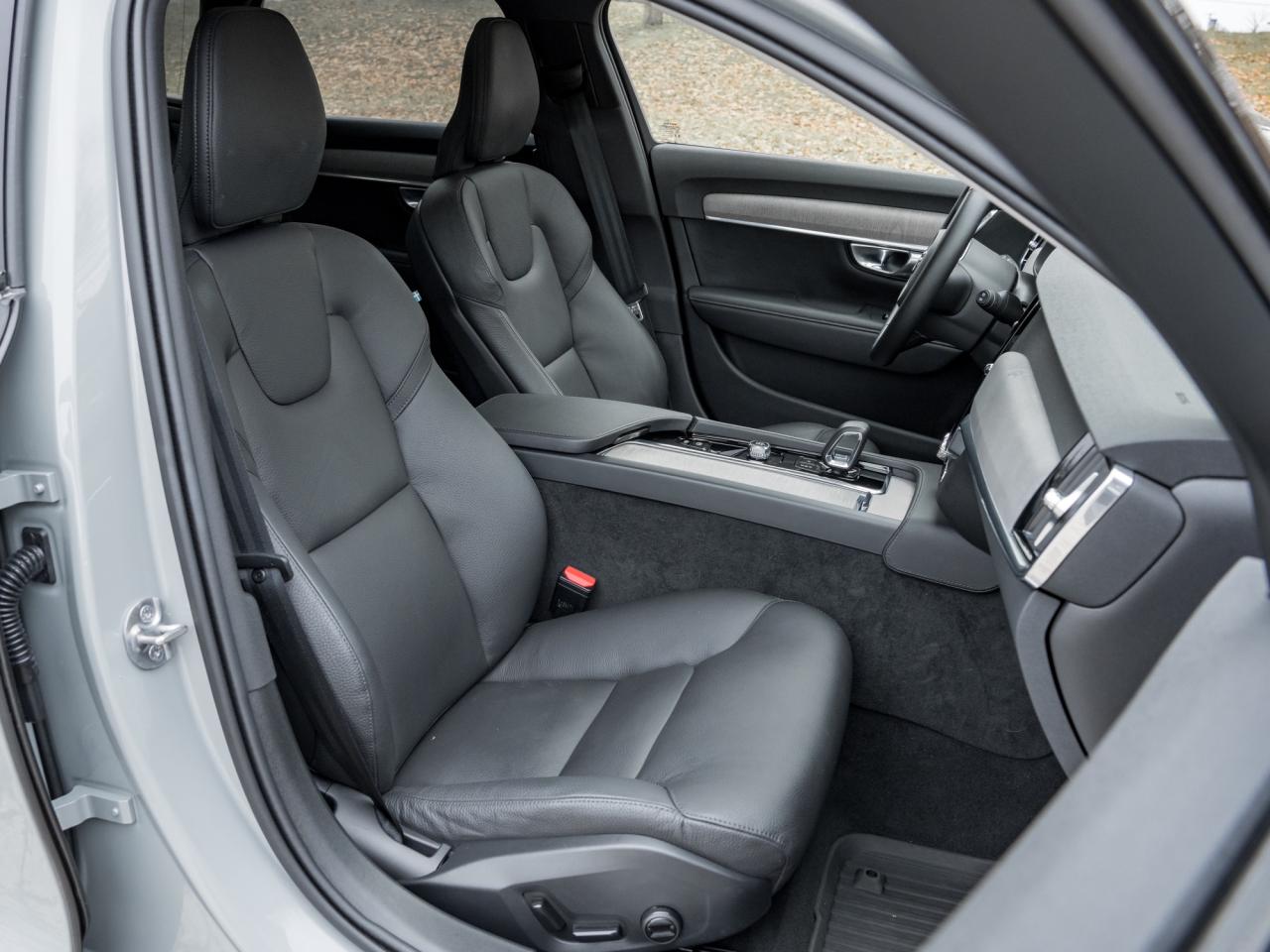 2025 Volvo V90 Cross Country B6 AWD Plus  19" ALLOY WHEELS  VOLVO CPO  S WAGON Photo