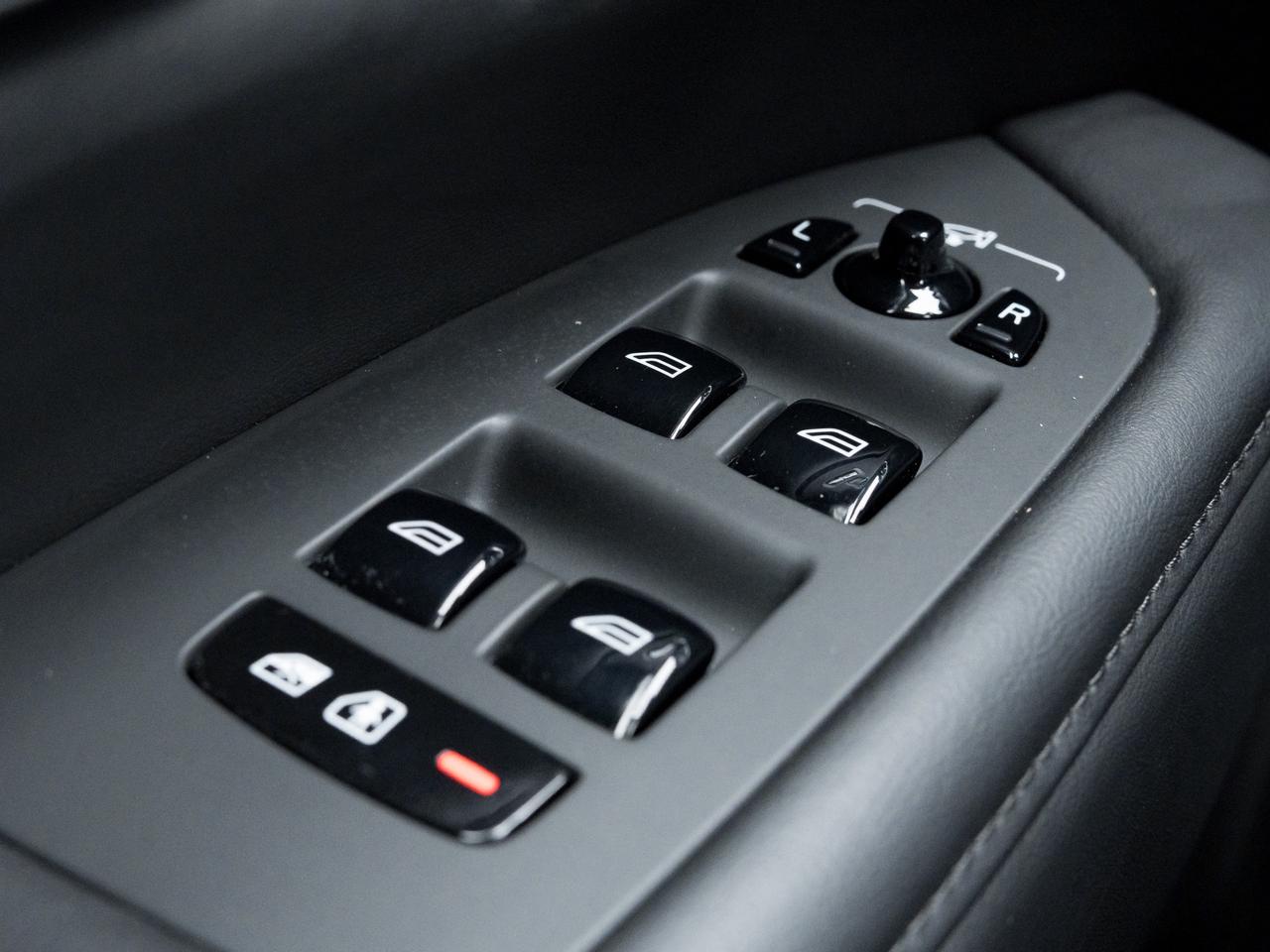 2025 Volvo V90 Cross Country B6 AWD Plus  19" ALLOY WHEELS  VOLVO CPO  S WAGON Photo