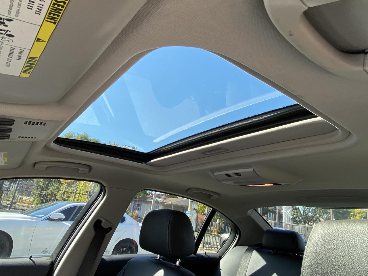 2011 BMW 3 Series 4dr Sdn 328i xDrive AWD Exec Ed Photo4