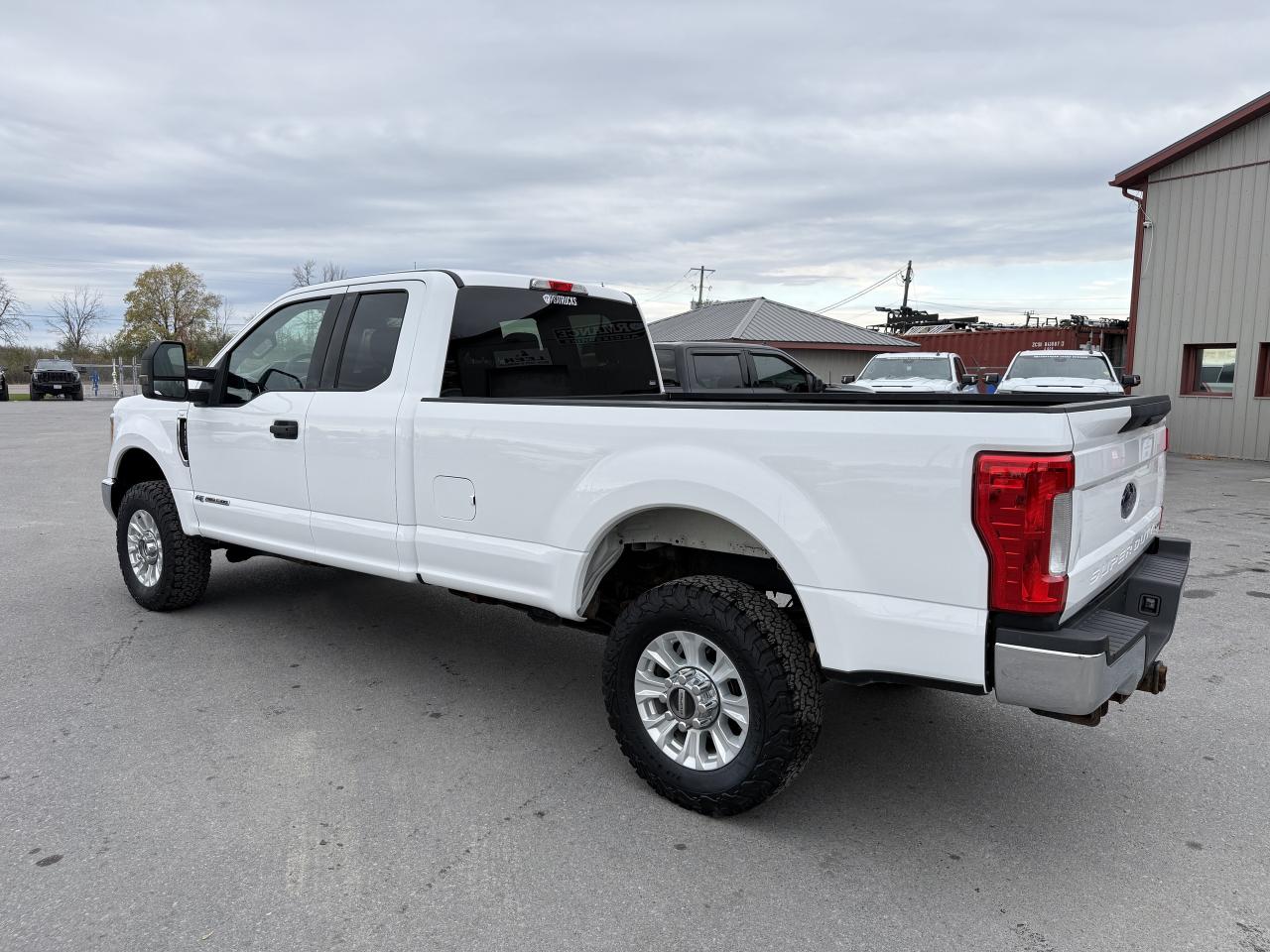 2017 Ford F-350 4WD SuperCab 164  XLT Photo4