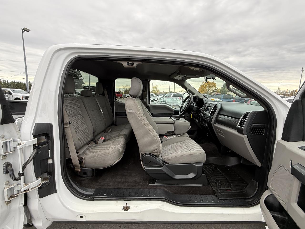 2017 Ford F-350 4WD SuperCab 164  XLT Photo