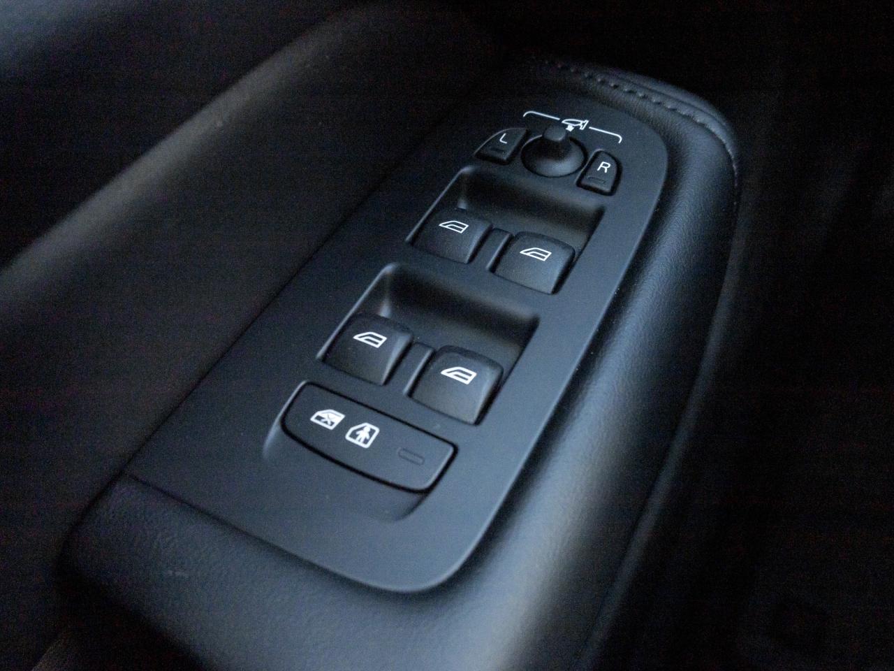 2025 Volvo XC60 B5 AWD Plus  NEARLY NEW  CPO  19" ALLOY WHEELS Photo